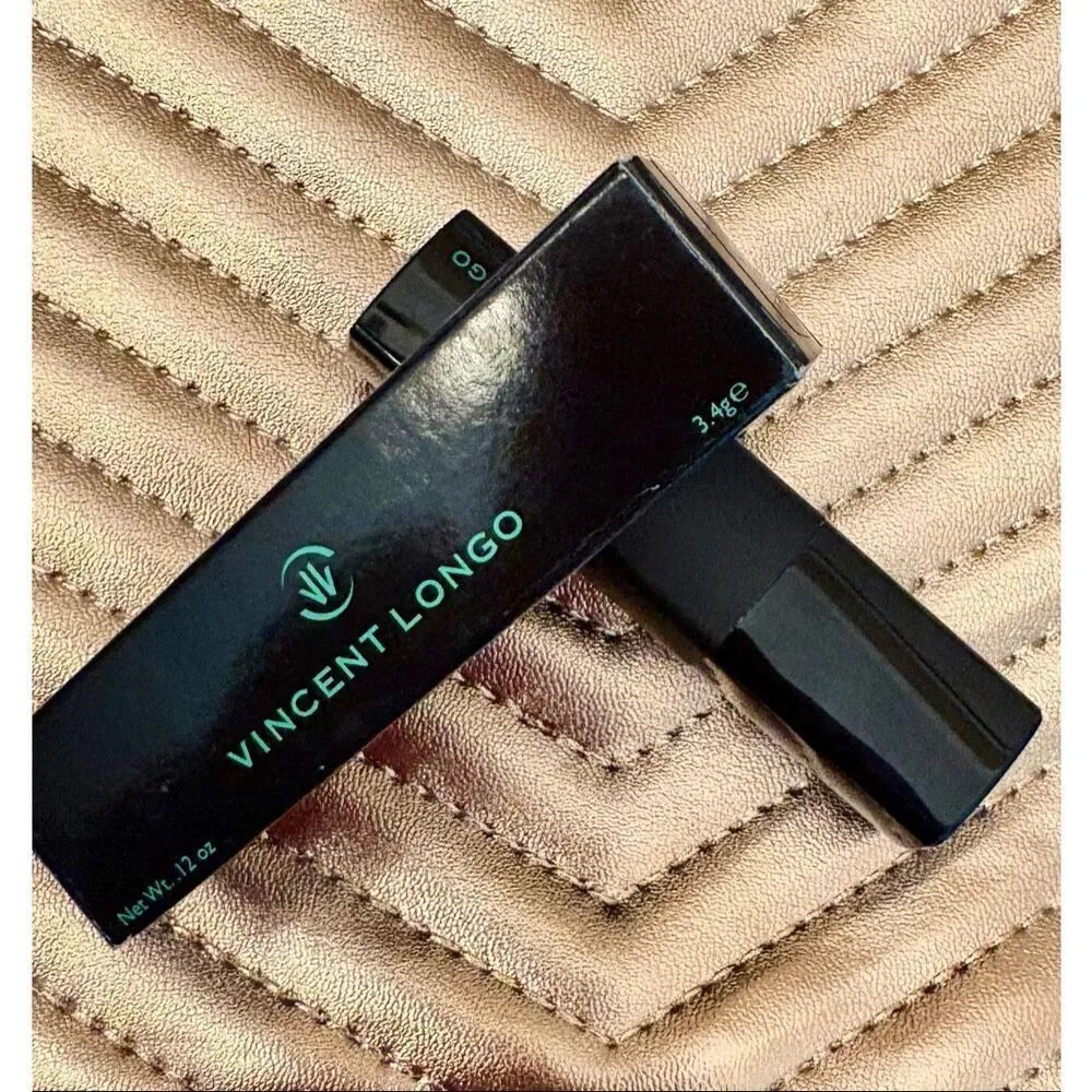VINCENT LONGO - NWTIB - Silk Velour Lipstick in Mulberry.  Full Size
